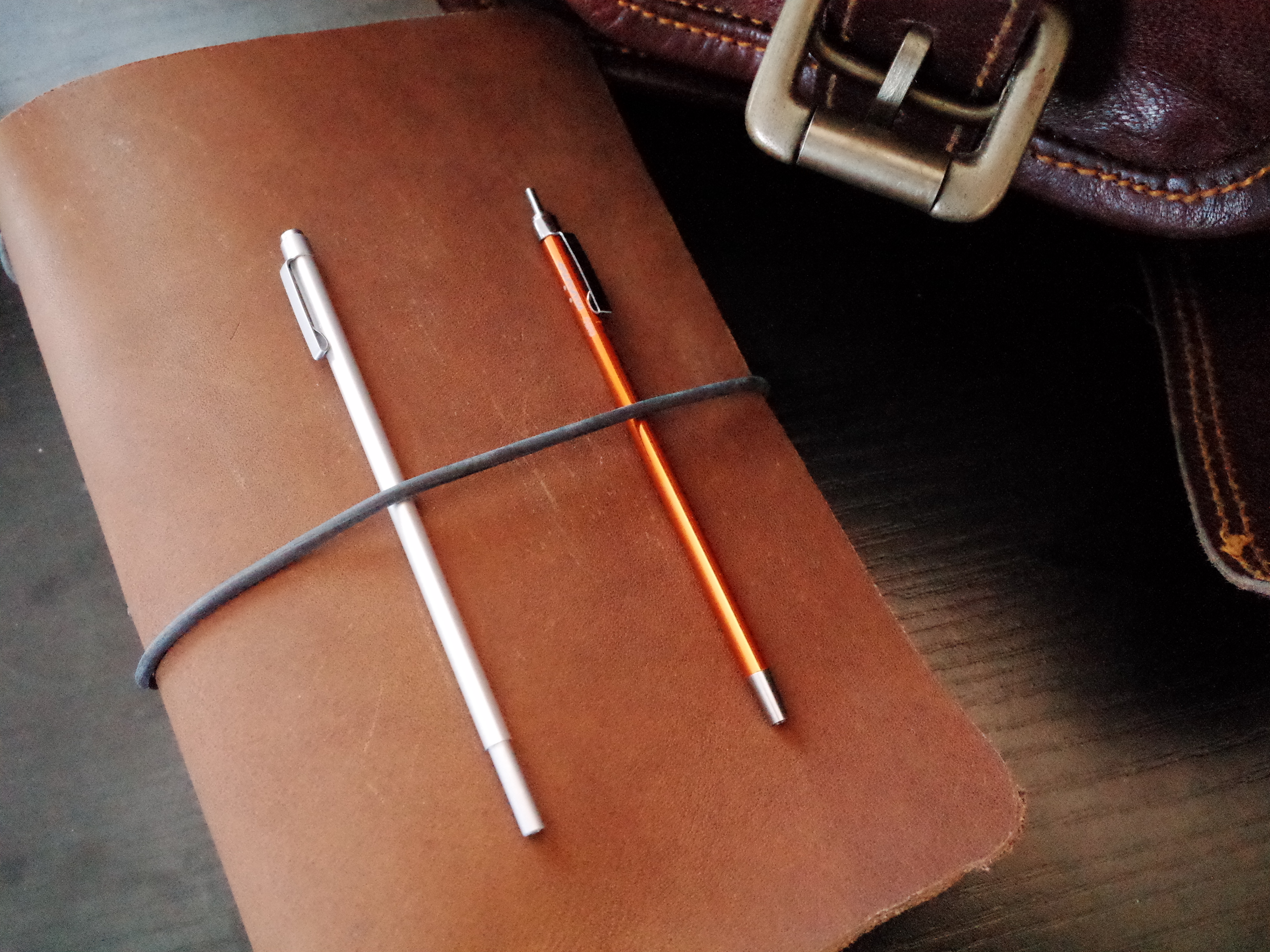 Review of Travel pens: Muji Thin Ballpoint Pen and the Ohto Minimo pen